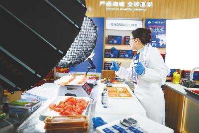 两天内从深海“游”上国内餐桌  亚洲最大三文鱼智能生产线春节“爆单”