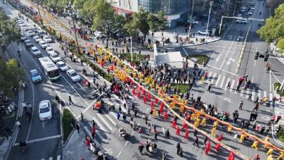 里三层外三层！不少人全家出动，这就是黄冈的排面