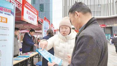 黄州区开展就业政策“八进”活动现场登记就业意向412人