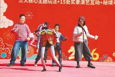 清江画廊春节假期单日接待人次破万  “土家机器人”与游客同台斗舞