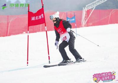 60多位山乡青年当教练 英山桃花冲滑雪场人气旺