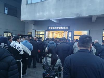 他缺席了颁奖仪式，却被500多村民含泪送别