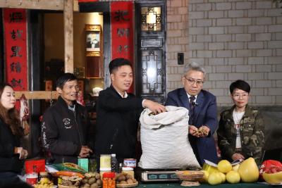 一屏通山海 云端富山乡——燕儿谷云集市点亮黄冈山货出山新春图景