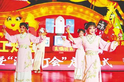 逛灯会 吃龙虾 看“村晚”  潜江邀您过大年