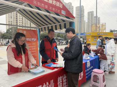 黄州区返乡创业宣讲走进新春集市