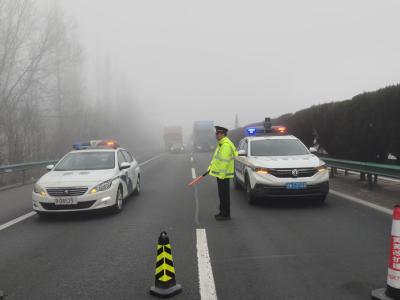 湖北高速路政大雾天气护航春运平安路