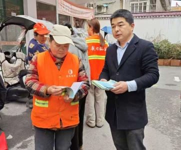 武穴农行向环卫工人普及消保知识