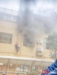 事发黄冈！他冲进火场救出13岁女孩，7岁儿子：火场爸爸全宇宙最帅