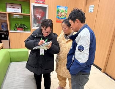 中国人寿麻城支公司：柜面午间“不打烊”  贴心服务“不断档”