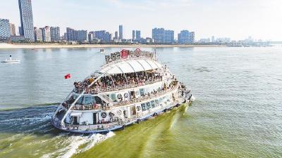 打卡春晚同款机器人 体验运动潮玩  商业中心变身春节“微度假”公园