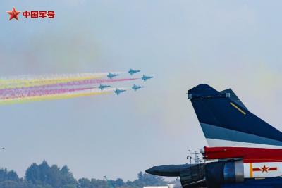 全新阵容！八一飞行表演队完成新加坡航展检验性飞行