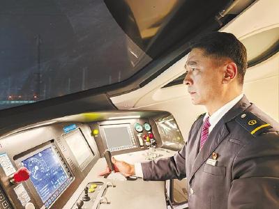 高铁也有“代驾”司机 夜深人静时，他开着复兴号慢慢挪