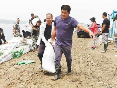 忙到除夕，只为将2000多笔流转费送到村民手中……