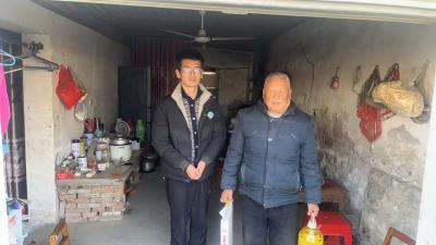 中国人寿武穴支公司到乡村振兴联系点开展节前走访慰问