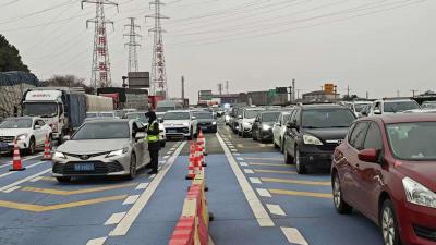 湖北春运累计运送5.6亿人次 潮汐服务区巧避堵 充电机器人解焦虑