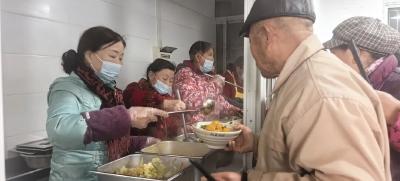 黄州区禹王街道汪家冲社区党建引领基层治理显成效——免费午餐情暖夕阳红