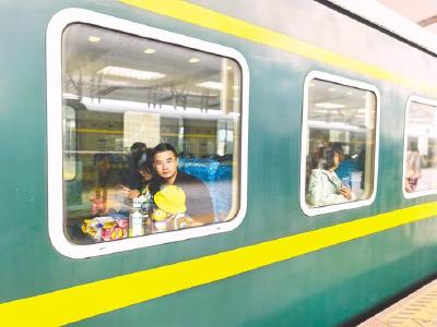 “6元”绿皮普速环线串起武汉前世今生  是火车 更是时光机