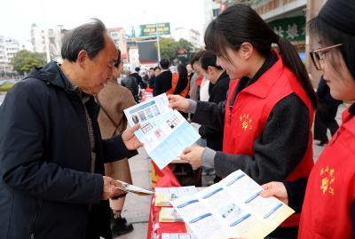 清朗消费环境 守护金融安全——英山农商行扎实开展3·15金融消保知识集中宣传