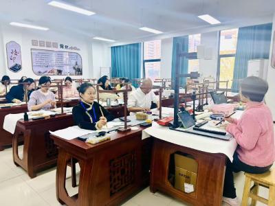 英山县毕昇小学多彩兴趣活动点亮教师生活 