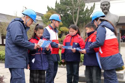 国网蕲春县供电公司团委开展“学雷锋”志愿服务活动 