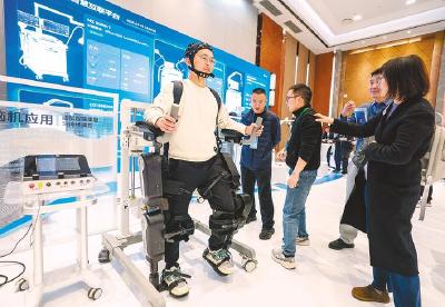 头发丝百分之一大小的电极植入大脑  意念控制电脑让全身瘫痪患者再就业