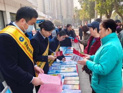 建行黄冈分行进社区普及金融知识