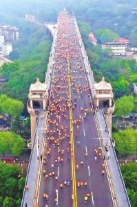 “汉马”十年 足音铿锵