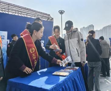 太平人寿襄阳中心支公司走进商圈开展金融教育宣传活动