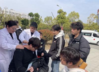 黄州区南湖社区卫生服务中心中医义诊进高校