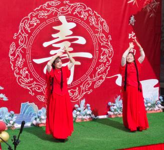 拒收寿礼倡新风  民俗歌舞酬乡亲