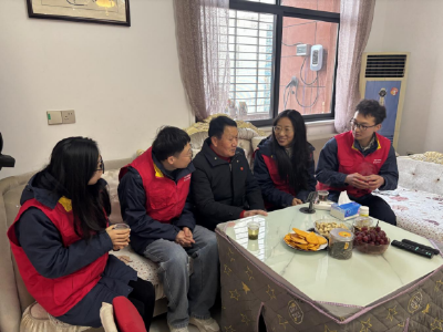 鄂电银辉话传承 青老互助暖元宵  国网麻城市供电公司团委开展元宵关爱慰问活动