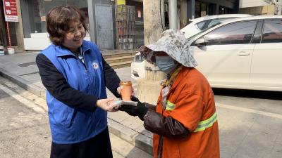 新华保险黄冈中支开展关爱女性环卫工公益活动