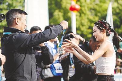 荆州咸宁仙桃同日鸣枪 三“马”奔腾穿越最美春色