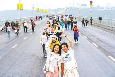 3000名市民游客信步武汉长江大桥  网友盼望特定时段开放慢行