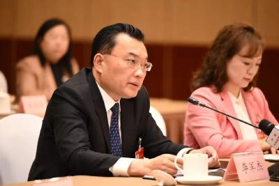 每日经济新闻专访全国人大代表、黄冈市委书记李军杰：创新“五换”招商理念 因地制宜发展特色产业