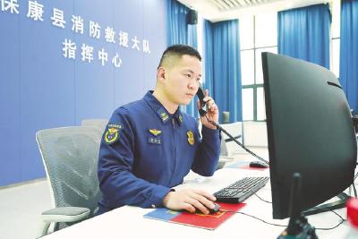 为陌生货车司机充100元话费  全网点赞的“活雷锋”扎根保康大山近10年