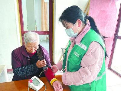 黄州区赤壁社区卫生服务中心开展独居老人健康随访服务