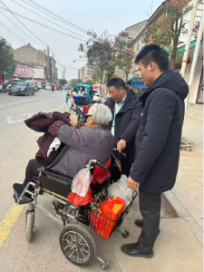 农行武穴龙坪支行暖心服务老年客户