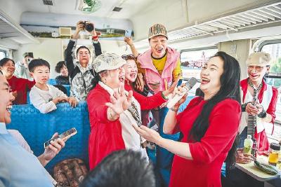 武汉环线车厢响起《洪湖水浪打浪》