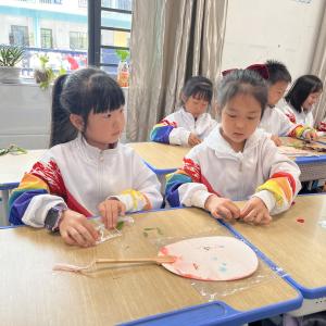 漆扇、投壶、角色扮演……黄冈市第二实验小学2000余名萌娃玩转“校园读书节”