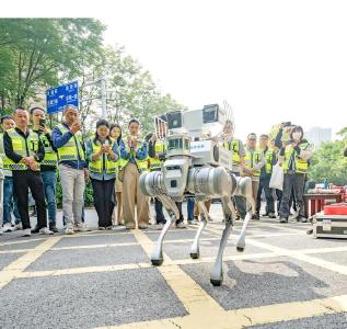 机器狗巡堤 救生圈会飞  武汉防汛新装备亮相