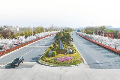 黄冈：昨日栽花今成景 花开一路笑春风