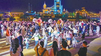 荆楚花袭人 夜色更迷人 大量游客改变行程，留下来感受“愈夜愈美丽”