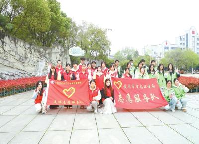 黄冈市多部门携手开展“清湖行动”志愿服务活动