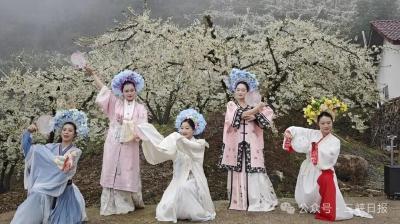 政府变身“服务员”！返乡主播自掏10万元办花事