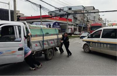 三轮车路口出故障 执法人员及时援手