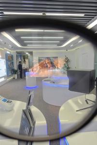 新天工开物 | 科幻名场面成真！智能眼镜：随时随地用87英寸“大屏”看电影