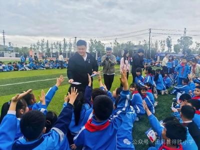 “冠军校园行”走进团风县思源小学得胜校区