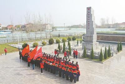 黄冈菱湖高中组织师生开展烈士墓祭扫活动