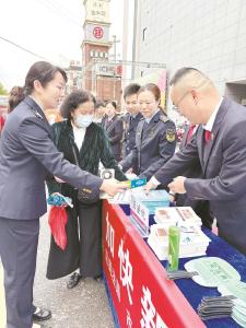 黄州区法院开展普法宣传活动